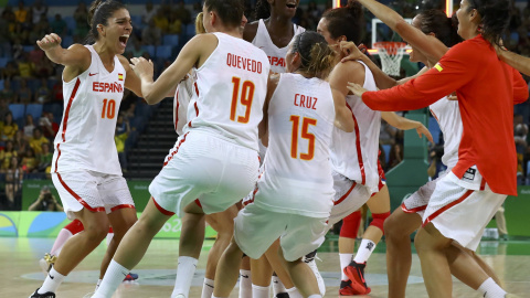 Las jugadoras de la selección española de baloncesto celebran su pase a la final. /REUTERS