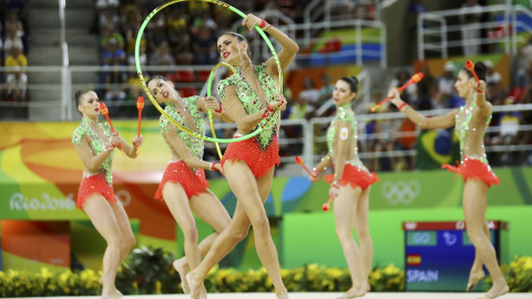 El equipo español de gimnasia rítimica durante el ejercicio mixto. /REUTERS