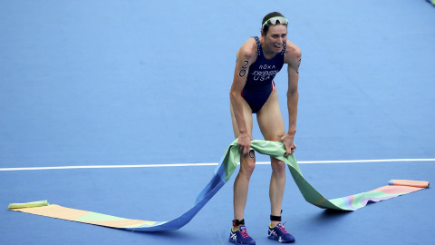 La estadounidense Gwen Jorgensen llora tras ser campeona olímpica de triatlón. /REUTERS