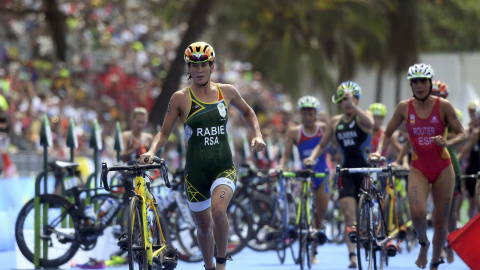 La española Carolina Routier coge la bicicleta en segunda posición. /REUTERS