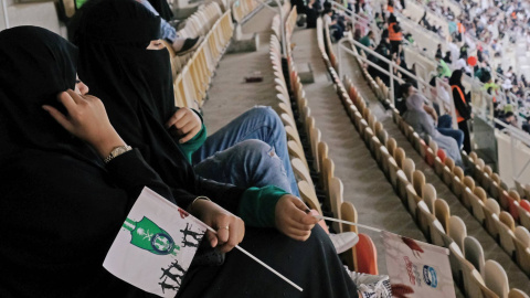 Mujeres asisten a un partido de fútbol en Arabia Saudí