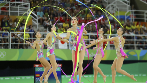 El equipo de gimnasia rítmica durante su ejercicio de cintas en los Juegos de Río. /REUTERS