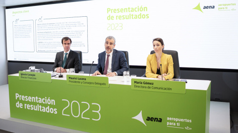 (I-D) El director financiero de Aena, Ignacio Castejón; el presidente y consejero delegado de Aena, Maurici Lucena; y la directora de Comunicación de Aena, María Gómez; presentan los resultados de la compañía correspondientes al año 2023. E