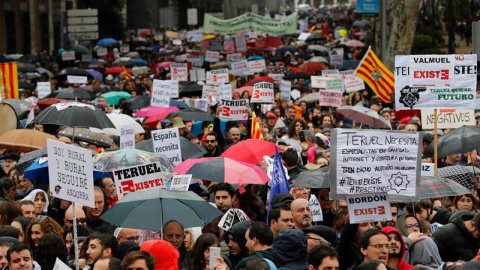 Imagen de los maniestantes esta mañana en el Paseo Recoletos. EFE