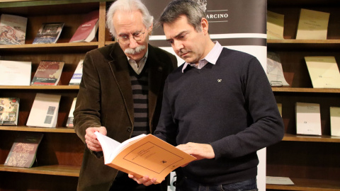 El filòleg i escriptor August Bover, i Oriol Magrinyà, director de l'Editorial Barcino a la Biblioteca de Catalunya