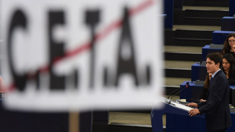 Cartel contra el Acuerdo Económico y Comercial Integral (CETA) de la UE y Canadá y el Primer Ministro canadiense, Justin Trudeau, en una sesión plenaria en el Parlamento Europeo en Estrasburgo | AFP