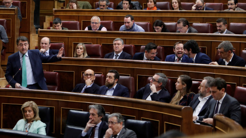 El portavoz del PNV, Aitor Esteban, interpela al presidente del Gobierno, Mariano Rajoy, durante la sesión de control al Ejecutivo en el Congreso de los Diputados. EFE/Juan Carlos Hidalgo