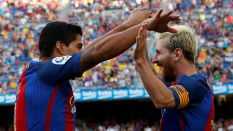 Suárez y Messi celebran uno de los goles ante el Betis. REUTERS/Albert Gea