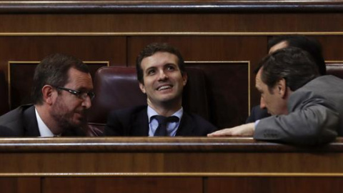 Los senadores Rafael Hernando (d) y Javier Maroto (i) con el presidente del PP, Pablo Casado (c).