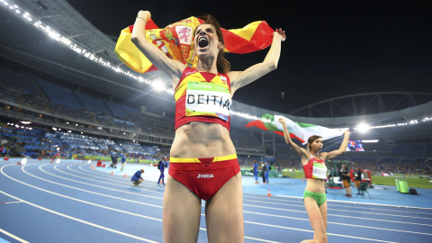 La atleta cántabra Ruth Beitia celebra su medalla de oro en salto de altura en los JJOO de Rio. REUTERS/Dominic Ebenbichler