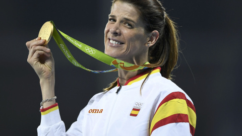 La atleta cántabra Ruth Beitia con su medalla de oro en salto de altura en los JJOO de Rio. REUTERS/Dylan Martinez