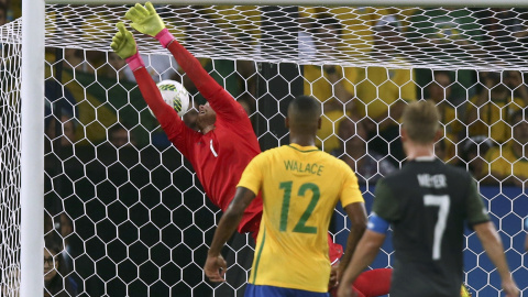 El momento del gol de Neymar de falta directa que adelantaba a Brasil. REUTERS/Marcos Brindicci