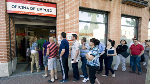 Un grupo de personas en la fila de la oficina de empleo en Alcalá de Henares/EFE