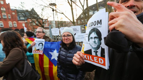 Varias personas protestan frente a la cárcel de Neumünster, Alemania.- EFE