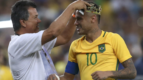 El seleccionador brasileño, Rogerio Micale, coloca a Neymar una corona tras el partido.REUTERS/Marcos Brindicci