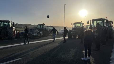 Joves jugant a futbol a l'A-2 a Tàrrega tallada pels pagesos