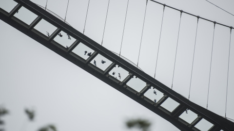 El puente visto desde abajo. FRED DUFOUR / AFP