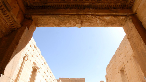 Foto de archivo de 2008, de turistas visitando el Templo de Bel, en Palmira (Siria). REUTERS/Omar Sanadiki