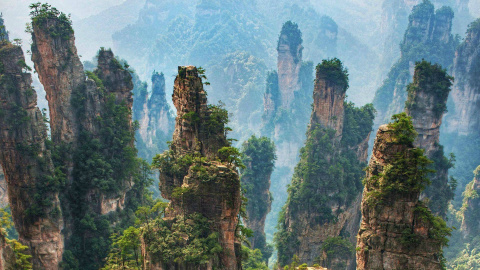 Una vista del Parque Natural de Zhangjiajie, lugar donde se encuentra el puente de cristal más alto y largo del mundo.