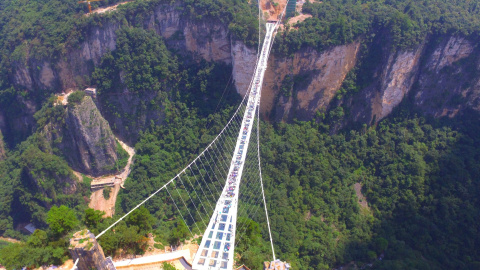 El puente de cristal está ubicado en el parque natural de Zhangjiajie en la provincia de Hunan, China. REUTERS