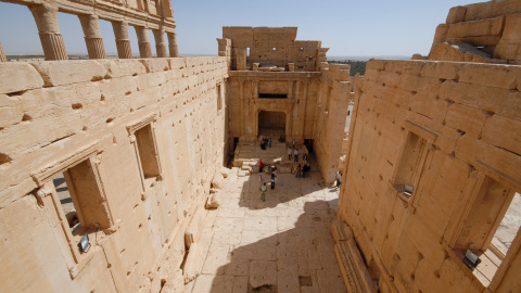 Foto de archivo de 2008, de turistas visitando el Templo de Bel, en Palmira (Siria). REUTERS/Omar Sanadiki