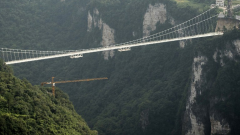 El puente de cristal más largo y más alto del mundo sobre el valle del parque natural de Zhangjiajie, en la provincia china de Hunan. AFP/FRED DUFOUR