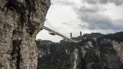 El puente de cristal más largo y más alto del mundo sobre el valle del parque natural de Zhangjiajie, en la provincia china de Hunan. AFP/FRED DUFOUR