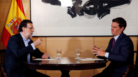 El presidente del Gobierno en funciones y del Partido Popular, Mariano Rajoy, en su reunión con el líder de Ciudadanos, Albert Rivera. REUTERS/Javier Barbancho