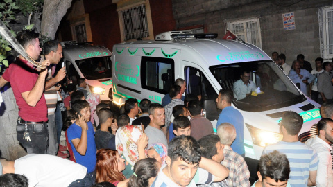 Ambulancias y coches fúnebres llegan al escenario del atentado suicida contra una boda en la localidad de Gaziantep, al sur de Turquía. EFE/EPA/STRINGER