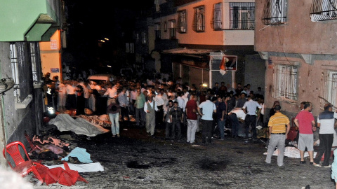 Los ciudadanos de Gaziantep tratan de ayudar a las víctimas del atentado suicida contra una boda en esta localidad al sur de Turquía. EFE/EPA/STRINGER