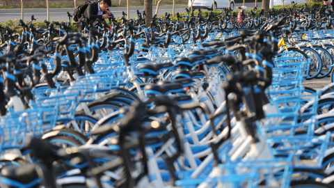 El año pasado, el intercambio de bicicletas despegó en China, con docenas de compañías de bicicletas compartidas que inundaron rápidamente las calles de la ciudad con millones de bicicletas de alquiler de colores brillantes. Pero tantas bic