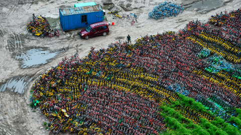 Miles de bicicletas de empresas de vehículos compartidos,  abandonadas se ven en un estacionamiento temporal en Shanghái. La industria del uso compartido de bicicletas ha demostrado ser tremendamente popular entre los habitantes de las ciud