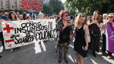 03/10/2019.- La activista María Alyokhina (d), acompaña y apoya a Antonia Ávalos (c), una de las tres mujeres que se enjuician. EFE/ José Manuel Vidal