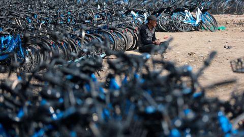 Miles de bicicletas de alquiler esperan a ser reparadas en un aparcamiento al aire libre en Pekín. Un total de 70.000 bicicletas de la empresa Bluegogo fueron trasladadas a este aparcamiento para ser reparadas tras el cierre de la compañía 