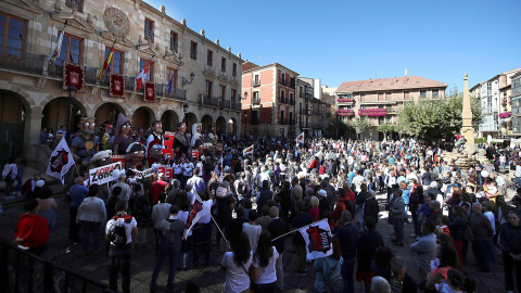 Imagen de este viernes de la plaza Mayor de Soria durante el paro convocado. / EFE