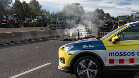 Un vehículo de los Mossos d'Esquadra después que los agricultores hayan cortado la AP-7 a la altura de Pontós, a 27 de febrero de 2024.