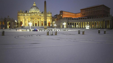 La Plaza del Vaticano completamente nevada. / EFE