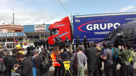 Manifestants tallen la carretera N-2, al nord de Figueres, a la vora de Llers, sota vigilància policial / M. Ll.