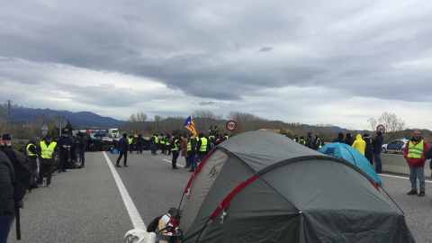 Tendes de campanya plantades pels participants a la protesta al mig de l'autopista AP-7 / M.D.