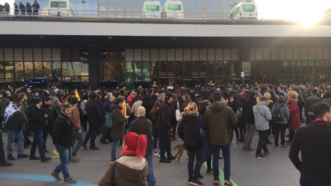 Concentració davant l'estació de Sants convocada pels CDR / Carles Bellsolà