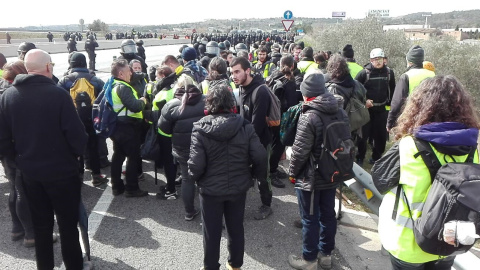 Els Mossos d'Esquadra desallotgen els manifestants que mantenien tallada l'autopista AP-7 des de les 6 del matí / M.Ll.