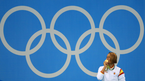 Mireia Belmonte besando su oro en los 200 mariposa. /REUTERS