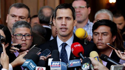 El presidente de la Asamblea Nacional, Juan Guaidó (c), habla con los medios este martes en la sede del Parlamento, el Palacio Federal Legislativo, en Caracas (Venezuela). /EFE