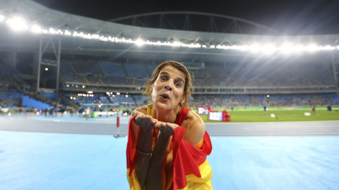 Ruth Beitia lanza un beso en el estadio olímpico Joao Havelange. /REUTERS