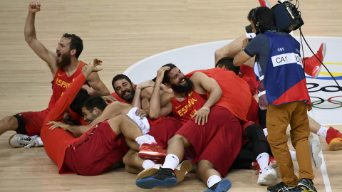 Los jugadores de la selección española de baloncesto celebran su bronce contra Australia. /REUTERS