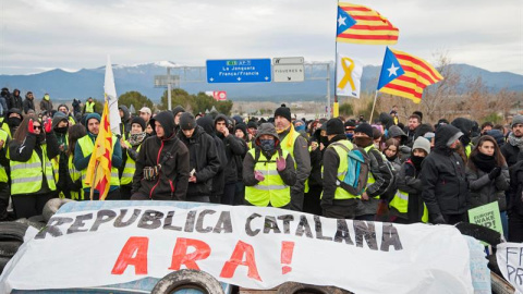 Cientos de personas han cortado desde primera hora de esta mañana la autopista AP-7 a la altura de la salida norte en Llers (Girona), en protesta por la detención de Carles Puigdemont en Alemania. EFE /Robin Townsend