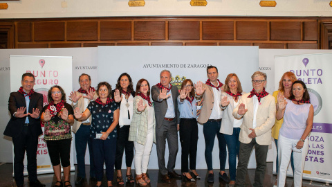 Representantes de todos los grupos municipales en el Ayuntamiento de Zaragoza participaron en la presentación de la campaña `No es No. Por unas Fiestas del Pilar 2019 sin agresiones sexistas'.