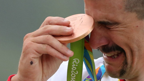 Carlos Coloma, con su medalla de bronce. REUTERS/Adrees Latif