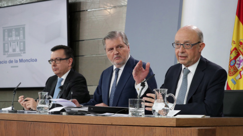 El ministro de Economía Román Escolano (i), El ministro Portavoz Iñigo Méndezde Vigo (c), y el ministro de Hacienda Cristóbal Montoro, durante la rueda de prensa posterior al Consejo de Ministros, celebrado en el Palacio de La Moncloa. EFE/