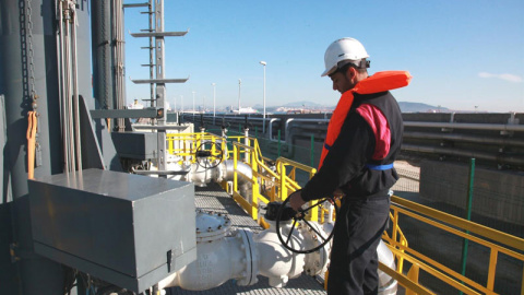 Un operario trabaja en una refinería. (EP | ARCHIVO)